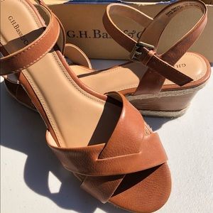 Practical and pretty Bass sandals- Sawyer style